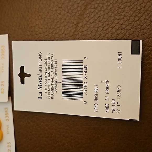 VTG LA MODE Six Yellow Mother of Pearl Two Hole Flower Buttons - Picture 5 of 5